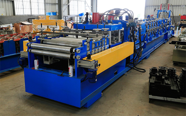 Automaattinen tyypin vaihto 18-20 M/min C&Z Purlin kone